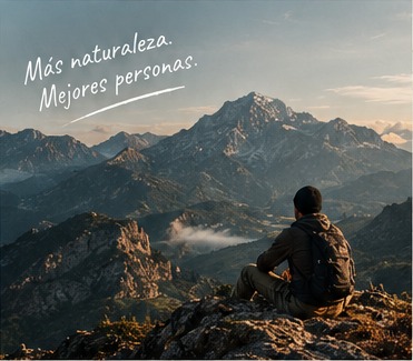 Un senderista contempla un horizonte de montañas